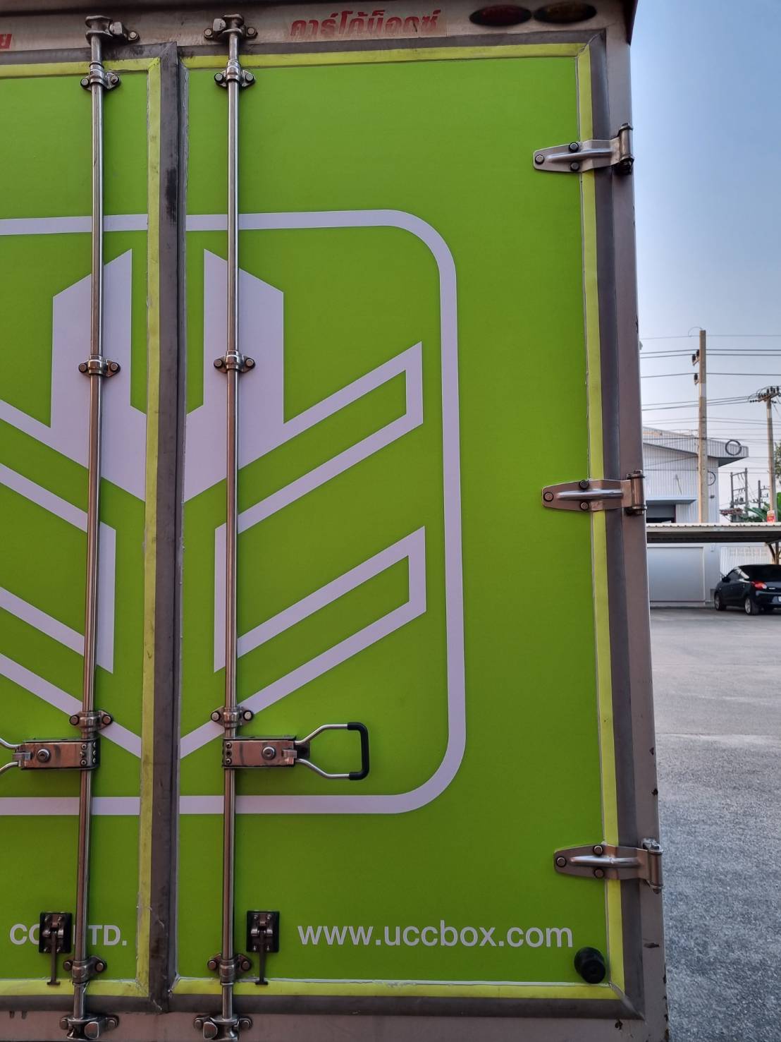 งานติดสติ๊กเกอร์รถกระบะตู้ทึบ