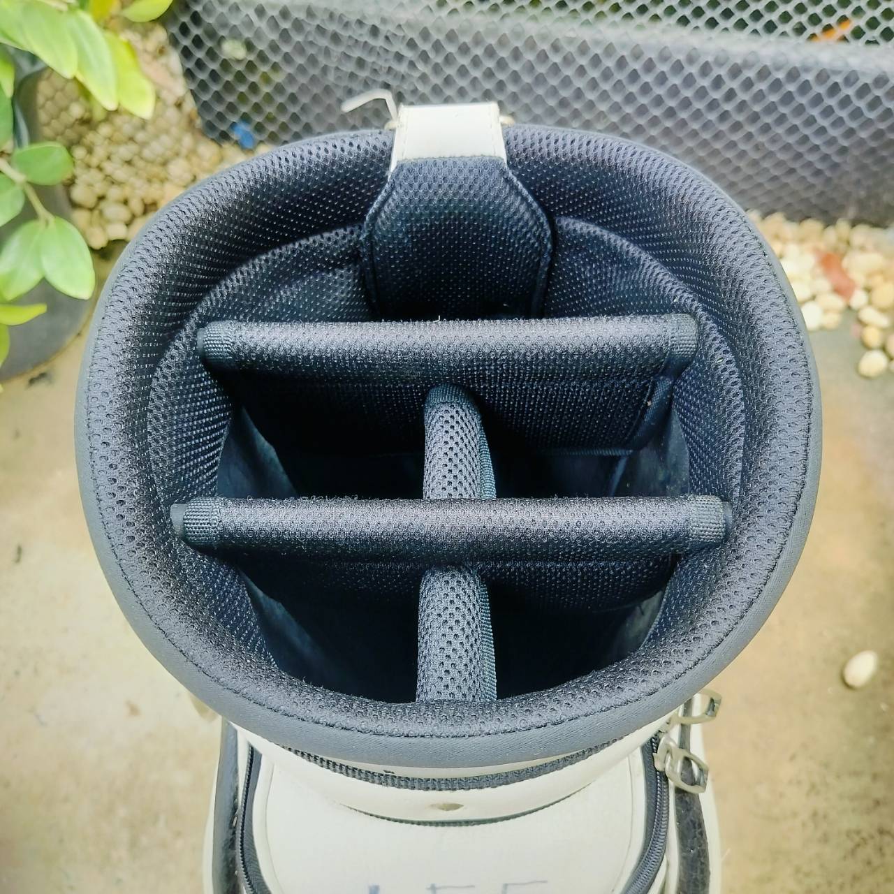 ถุงกอล์ฟ Taylormade มือสอง ถุง TOUR ใบใหญ่ ใส่ของได้เยอะ มีลอยลอกประปราย สภาพปานกลาง มีเขียนชื่อไว้ที่ด้านหน้าถุงกอล์ฟ