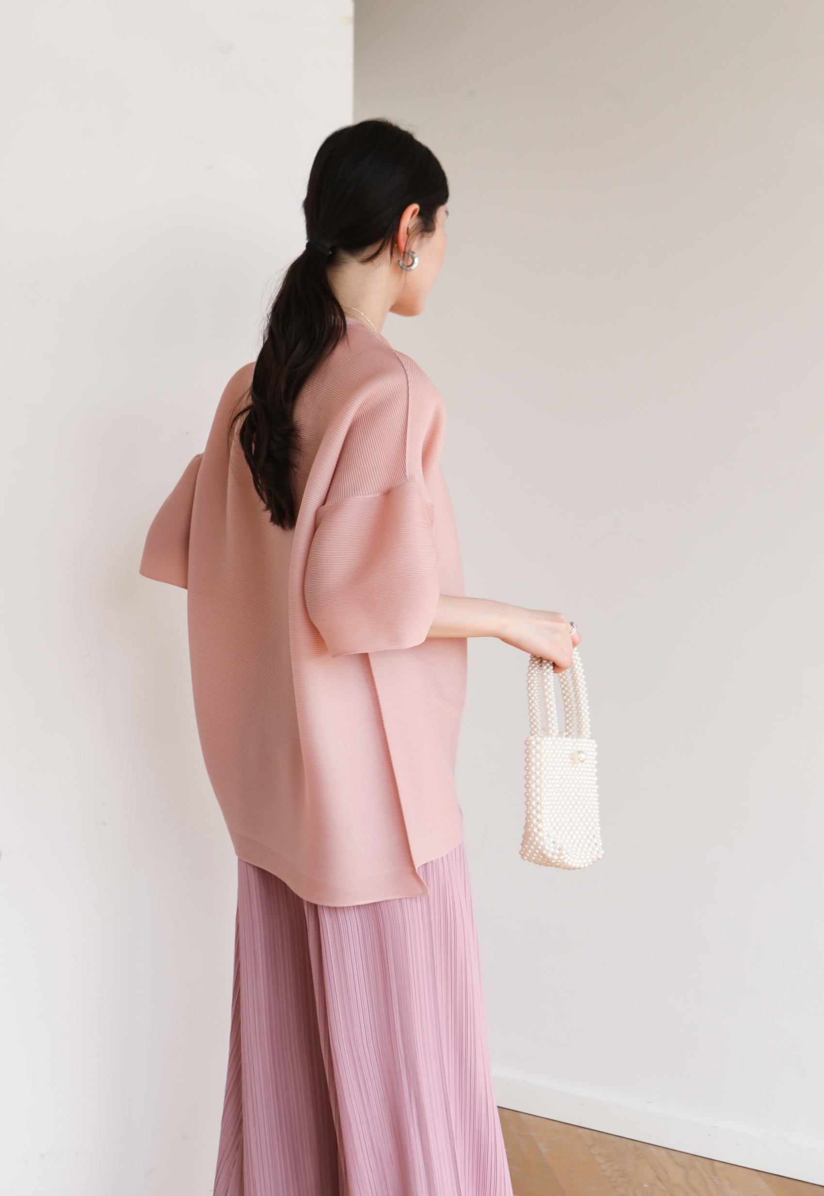 2MUAY รุ่น GJO1003 เสื้อพลีทคุณภาพ BELL SLEEVE PLEATED TOP สีดำ FREE SIZE