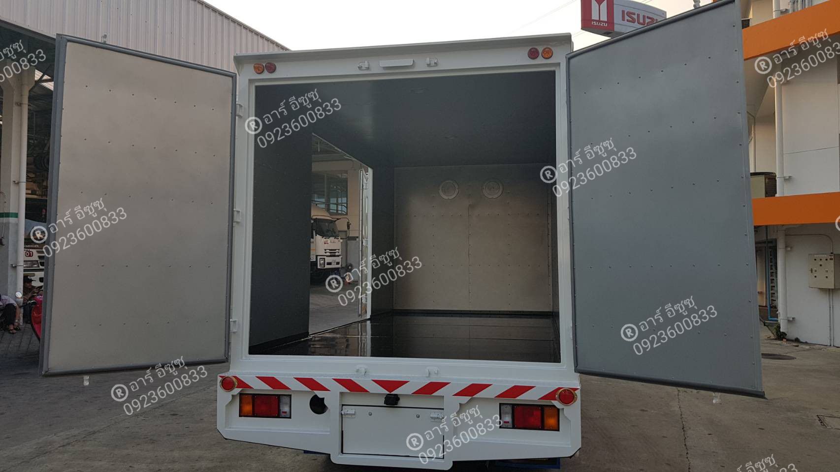 6 ล้อ ISUZU NMR130 แรงม้า พร้อมตู้บรรทุก ประตู 4 บาน