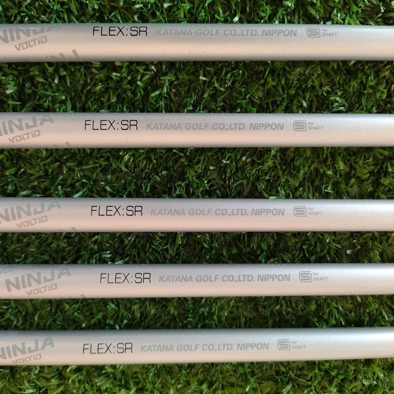 ชุดเหล็ก KATANA NINJA มีเหล็ก 6-9 เเละ PW ก้าน NINJA VOLTIO FLEX SR ตีไกลแบบจัดๆ ไกลกว่าปกติ 1 - 2 เหล็ก หน้าไม้ชันขึ้นมาก แต่ตีลูกลอยง่ายจัด และชดเชยความผิดพลาดสูง วัสดุพรีเมี่ยม ใบไม่ใหญ่เทอะทะ ก้านก็ดีมากๆครับ เหล็ก 6 ก็ไกลกว่าเหล็ก 5 หลายยี่ห้อครับ!!!