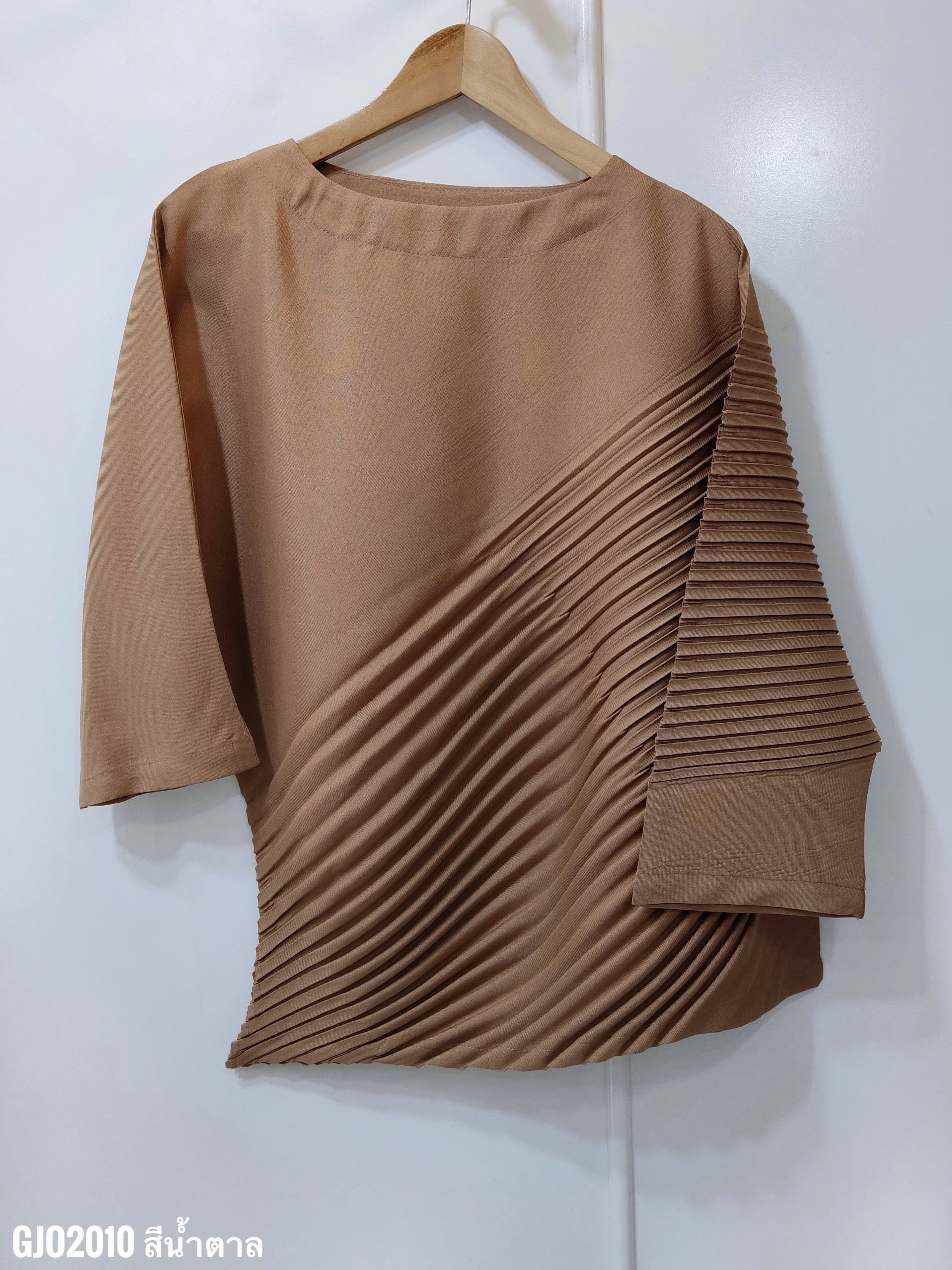 ปรับราคาลง20%!! อกไม่เกิน46 นิ้ว! 2MUAY รุ่น GJO2010 เสื้ออัดพลีทคุณภาพ CHIC DIAGONAL PLEATED TOP 6 สี FREE SIZE