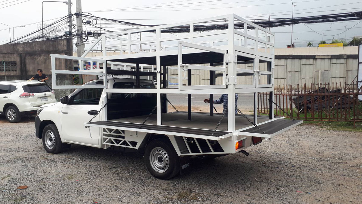 กระบะพื้นเรียบ บรรทุกน้ำดื่ม 3 ชั้น โตโยต้า รีโว่ ครับ