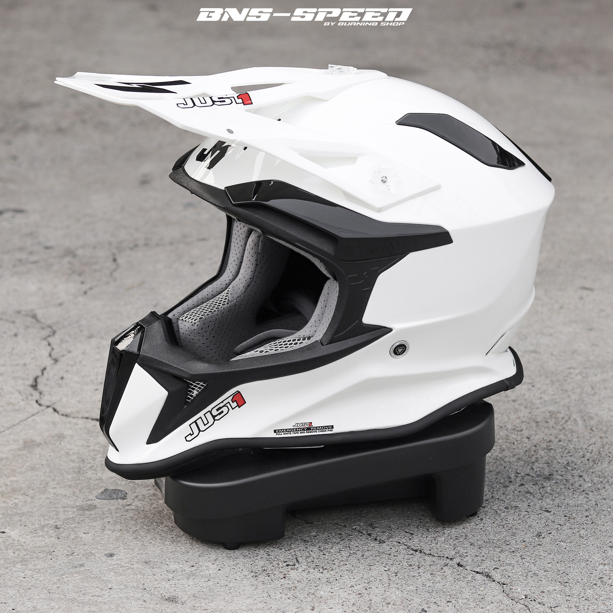 หมวกกันน็อค Just1 J18 Solid White Gloss