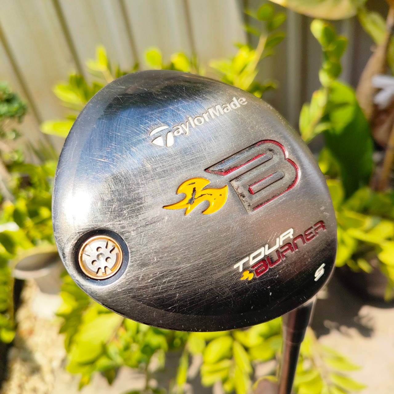 FW5 TAYLORMADE TOUR BURNER ก้าน FUJIKURA RE*AX FLEX R ออกแบบด้านหลังให้ยื่นเป็นสามเหลี่ยม ทำให้ดึงจุด CG ให้ลึกและลงต่ำ ทำให้ลูกลอยง่ายมากๆ ตีไกล ไม้กอล์ฟพรีเมี่ยมมือสอง ของแท้ By NakaraLuxurious