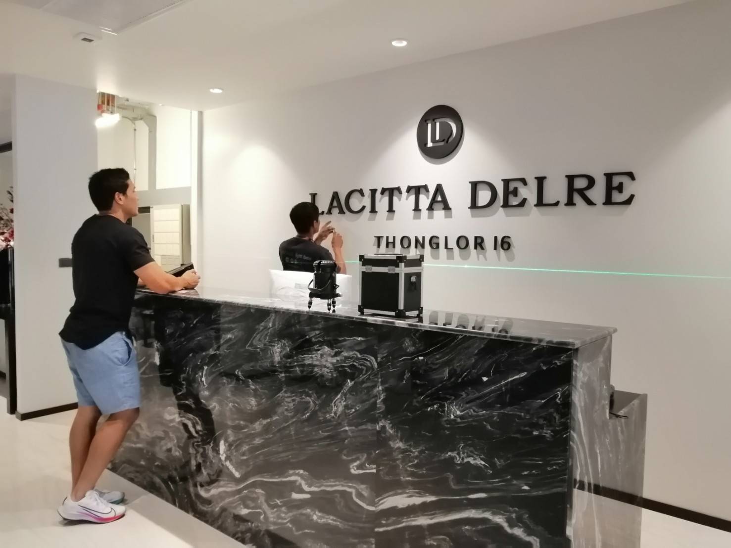 ป้าย อักษรซิงค์ พ่นสีดำ LACITTA DELRE THONGLOR 16 1.4 ติดตั้งคอนโด ทองหล่อ
