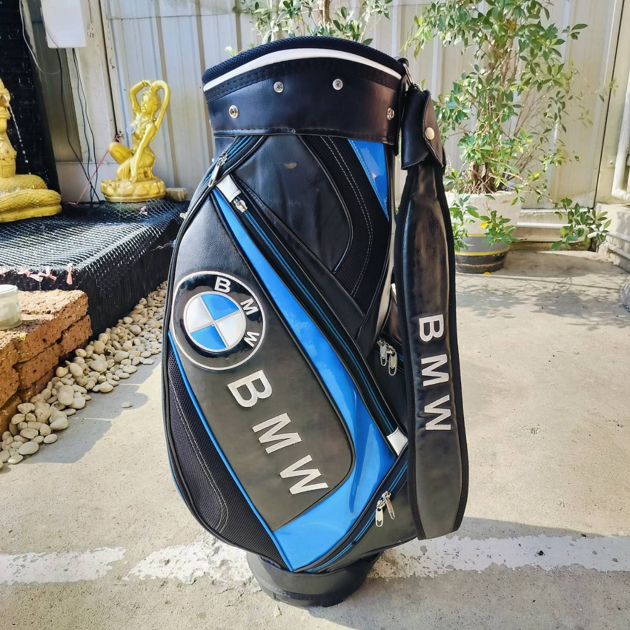 ถุงกอล์ฟ BMW ด้านนอกสวยๆ ด้านในมีตำหนิ ช่องใส่ไม้กอล์ฟหัก นอกนั้นใช้งานได้หมด ถุงน่าใช้ แป๊ก COVER หลุด 1 จุด
