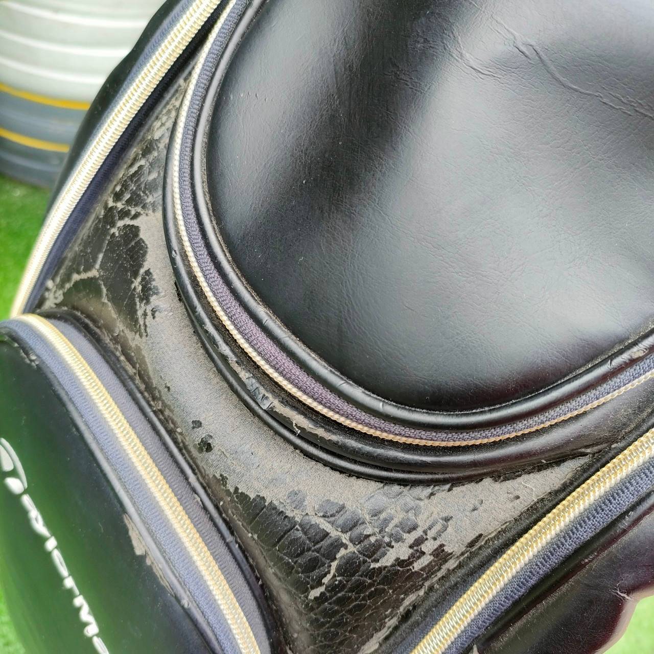 ถุงกอล์ฟ TAYLORMADE ** ถุงกอล์ฟมีตำหนิหนังลอก** ตามรูปที่ถ่ายเลยครับ