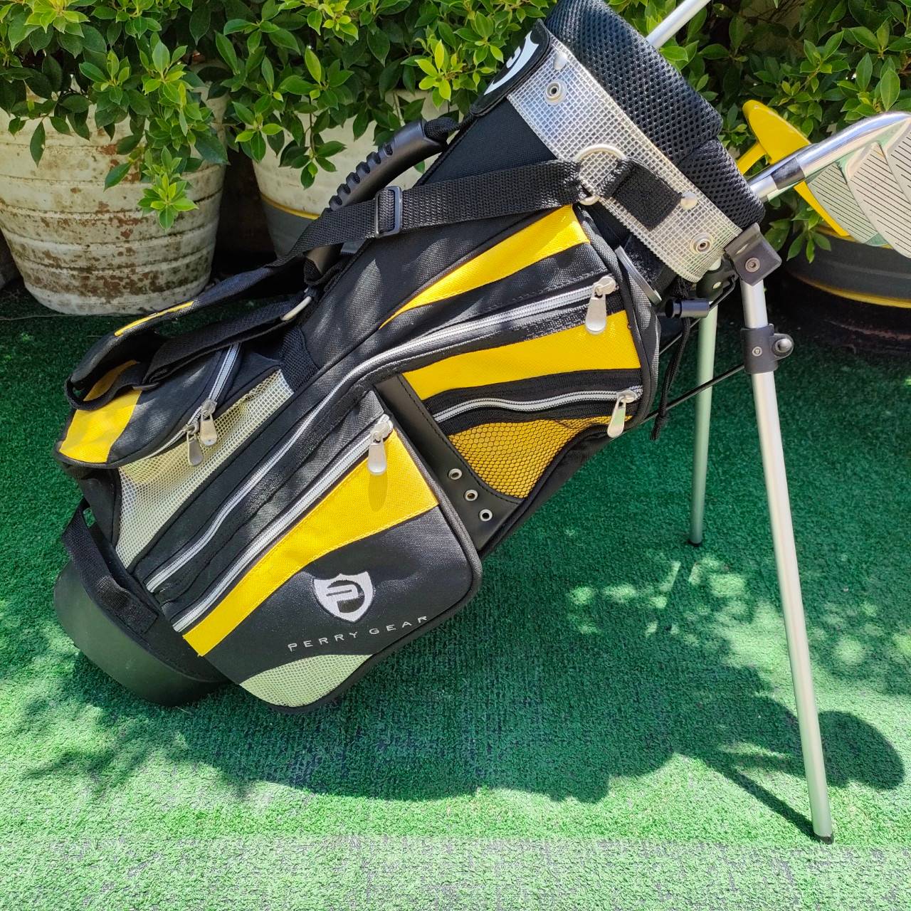 ***ไม้กอล์ฟสำหรับเด็ก*** KIDS SET PERRY GEAR มือสอง ทั้งชุดประกอบด้วย DRIVER และ เหล็ก 5 7 P PUTTER PERRY ถุงกอล์ฟ PERRY ขาตั้ง ไม้กอล์ฟมือสอง ของแท้ BY NakaraLuxurious