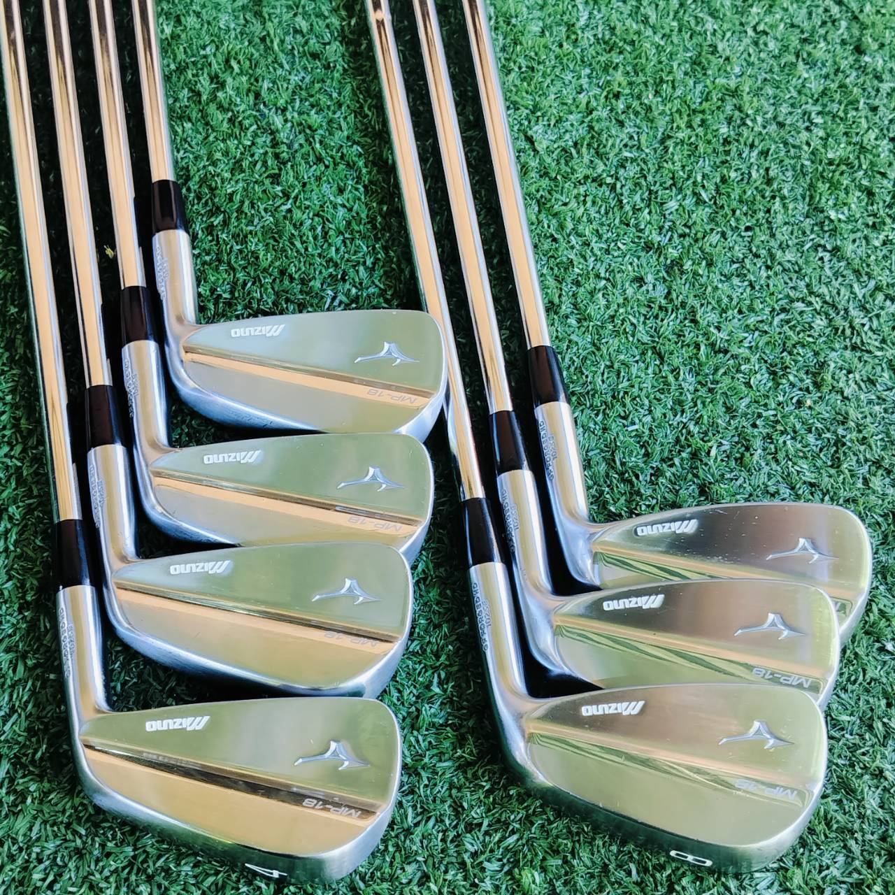 ชุดเหล็ก MIZUNO MP18 สวยนางฟ้า ออกแบบรูปทรงมาอย่างประณีต เฉียบคม สวยงามทุกมุมมอง สันใบด้านบนบาง “Grain Flow Forged HD” (High Density) ไม้กอล์ฟพรีเมี่ยมญี่ปุ่นมือสอง ของแท้ By NakaraLuxurious