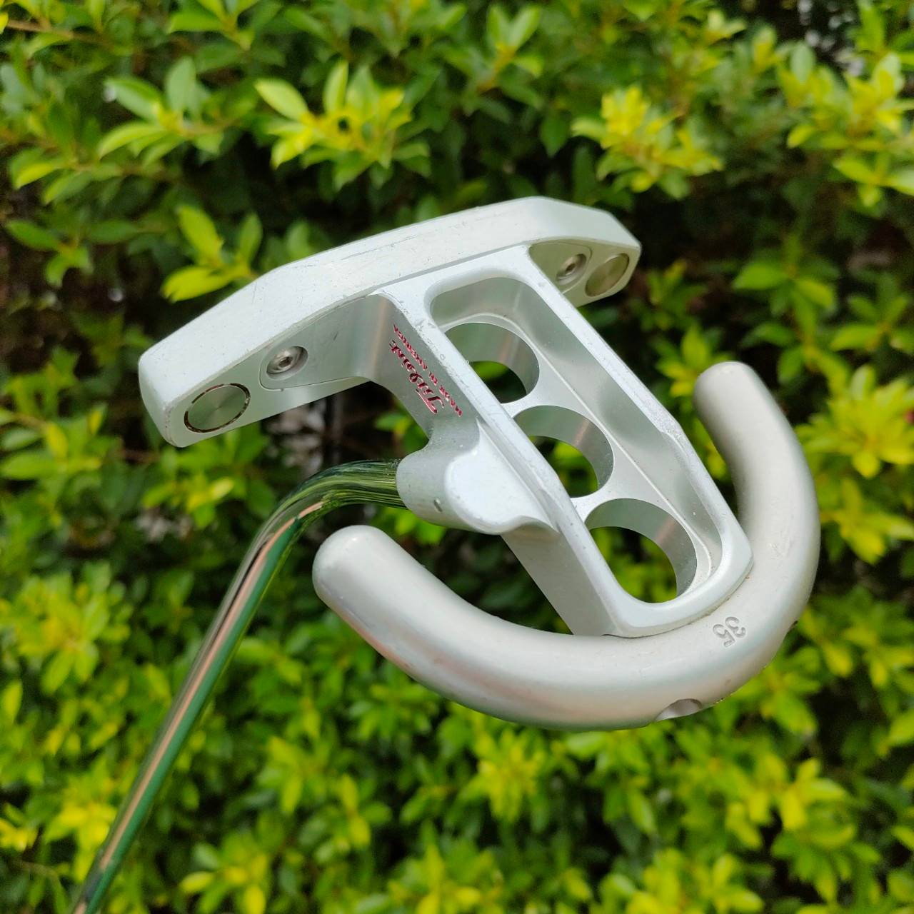 ** ไม้กอล์ฟสำหรับท่านที่ถนัดซ้าย ** PUTTER TITLEIST SCOTTY CAMERON FUTURA PATENT PENDING ตัวต้นแบบ ความยาว 35 นิ้ว ตรงรุ่น มีสลักไว้ เดิมหมด ** กริพเสื่อมสภาพ ** ไม้กอล์ฟมือสอง ของแท้ BY NakaraLuxurious