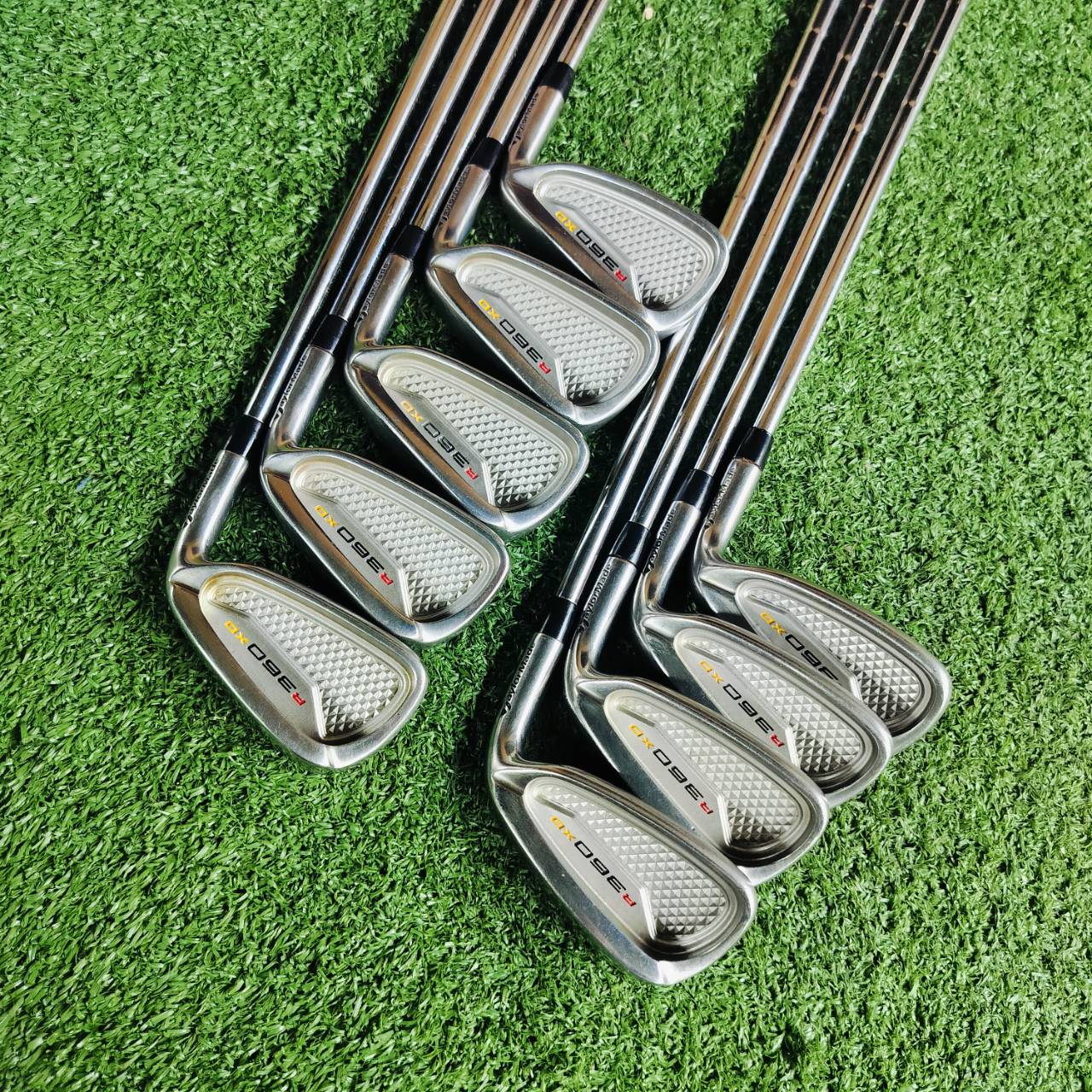 ชุดเหล็ก Taylormade R360 XD ก้านเหล็ก Taylormade FLEX R รุ่น XD เป็นรุ่นหน้าเด้ง ตีไกลมากๆ และชุด 360 เป็นใบใหญ่ตีง่ายที่สุด ฟีลลิ่งที่แสนนุ่มนวล สภาพสวยงามค่ะ ไม้กอล์ฟพรีเมี่ยมมือสอง ของแท้ By NakaraLuxurious