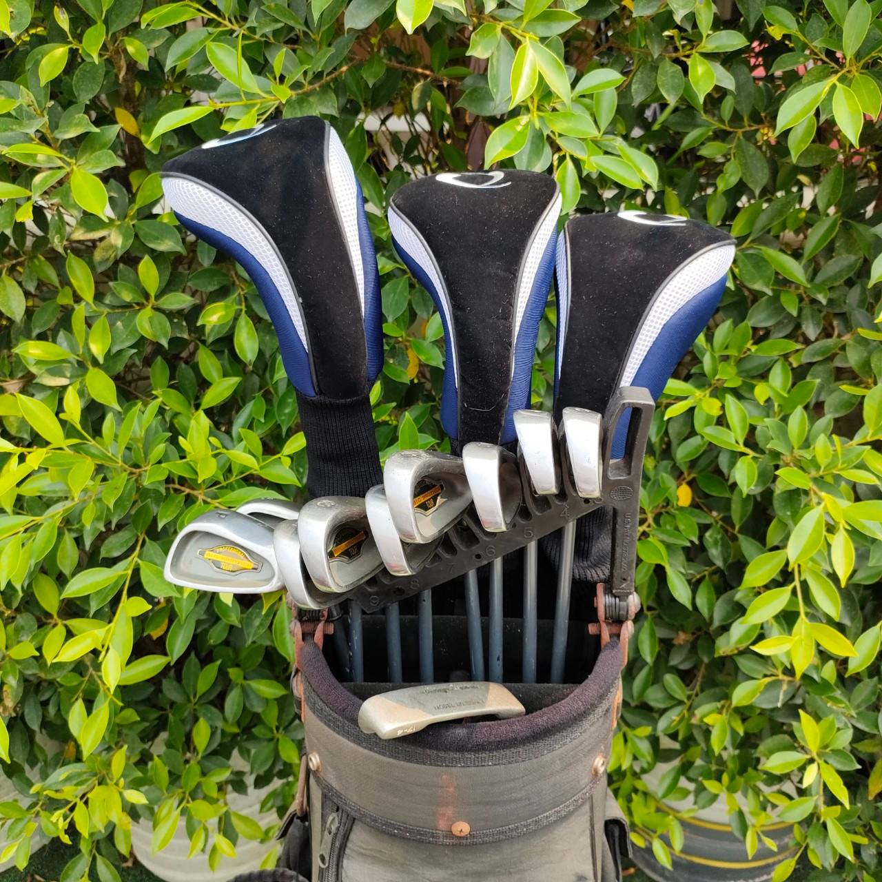 FULLSET CALLISO TSZ ทั้งชุดประกอบด้วย DRIVER FAIRWAY 2 ชิ้น ชุดเหล็ก มีเหล็ก 3-9 เเละ PW SW PUTTER เเละ พร้อมถุงกอล์ฟ ครบชุดสามารถออกรอบได้เลยครับ ราคาพิเศษสุดๆเลยครับ