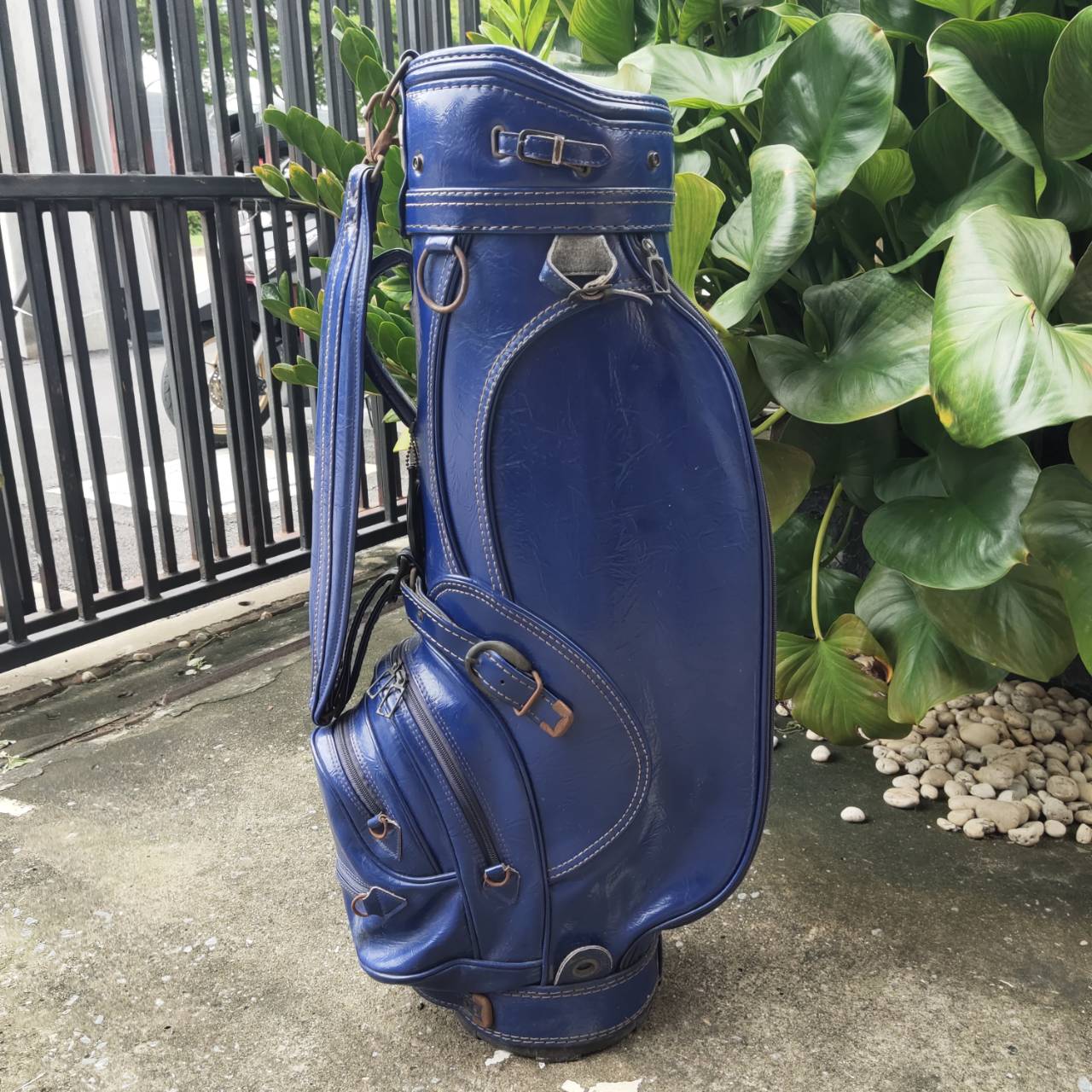 ถุงกอล์ฟหนังแท้ มือสอง ภายในบุกำมะหยี่อย่างดีค่ะ เรียบหรู วินเทจมากค่ะ