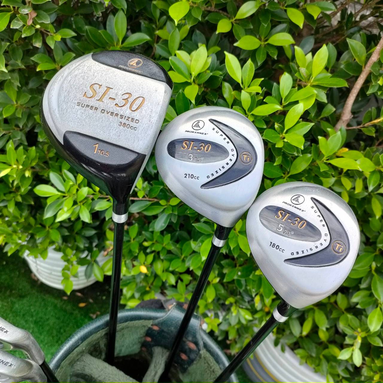 ไม้กอล์ฟครบชุด PROKENNEX พร้อมออกรอบ มีหัวไม้ครบ 1 3 5 ชุดเหล็ก 3-9 PW SW พัตเตอร์ PROKENNEX ทั้งชุด สภาพดี ไม้เน้นตีง่ายๆ ตีสบาย ครับ