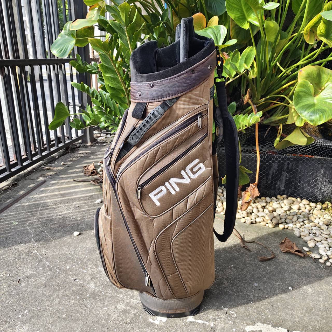 ถุงกอล์ฟ PING ของแท้ มือสอง ** สภาพไม่ค่อยสวย ** ตามรูป แต่ใช้งาานได้เป็นปกติทั้งหมด
