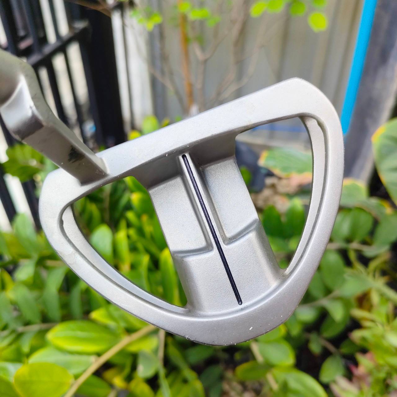 PUTTER TAYLORMADE ROSSA MONZA CORZA ความยาว 34 นิ้ว ** กริฟเสื่อม ** หน้า AGSI เกาะไลน์มากๆ ชดเชยความผิดพลาดได้สูงสุด พัตต์นุ่มและนิ่งมาก เล็งง่ายมาก แม่นไลน์มากๆ ไม้กอล์ฟพรีเมี่ยมมือสอง By NakaraLuxurious