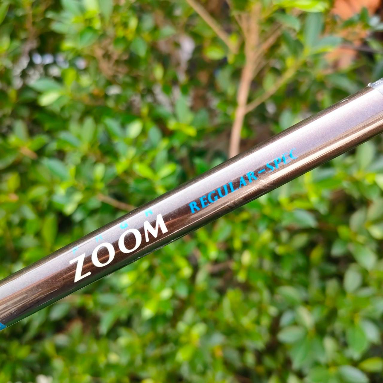 เหล็ก3 PRGR ZOOM ก้าน PRGR ZOOM FLEX R องศา 19 เป็นเหล็กกึ่งไฮบริด เป็นเหล็กยาว ที่ตีง่ายมาก และตีแม่นธงเหมือนเหล็ก ให้สปินได้สูง ระยะไกลๆแบบนี้ ตกหยุดถอยหลังได้เลยครับ