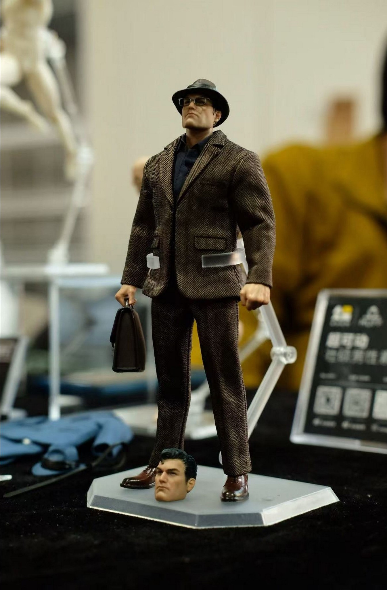 [สั่งจอง] Muff toys 1/12 : Clark Kent [Special Version] ชุดสูทน้ำตาล