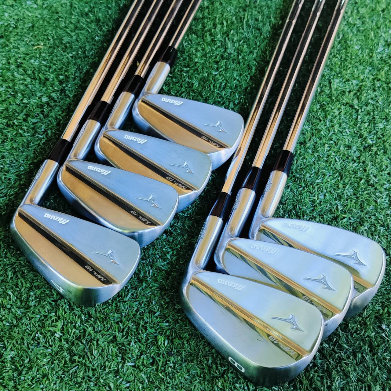 ชุดเหล็ก MIZUNO MP18 สวยนางฟ้า ออกแบบรูปทรงมาอย่างประณีต เฉียบคม สวยงามทุกมุมมอง สันใบด้านบนบาง “Grain Flow Forged HD” (High Density) ไม้กอล์ฟพรีเมี่ยมญี่ปุ่นมือสอง ของแท้ By NakaraLuxurious