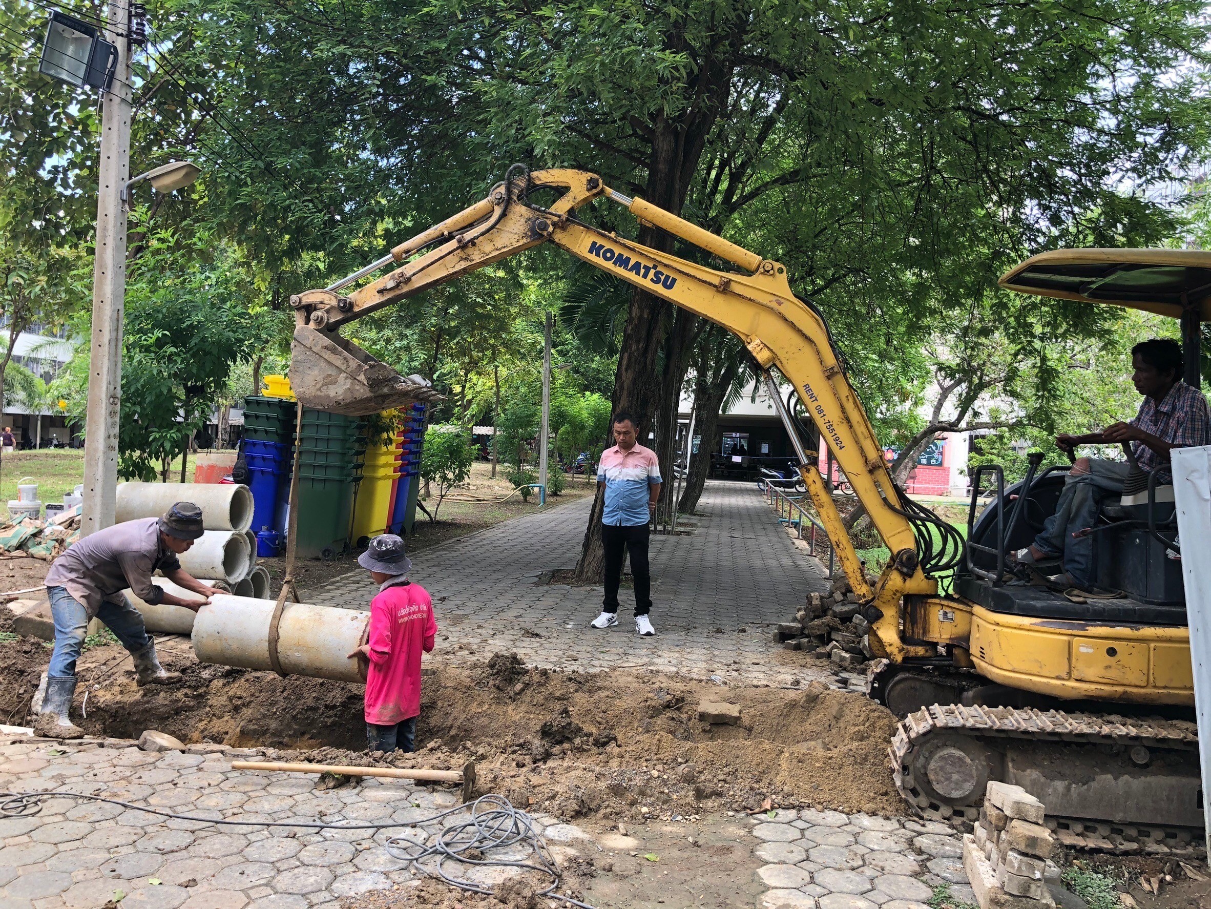 ม.ศิลปากร งานก่อสร้างจุดทิ้งขยะ