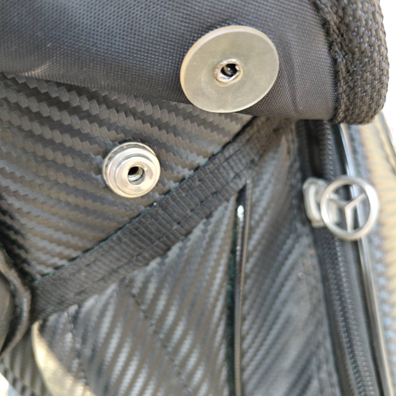 ถุงกอล์ฟ BENZ มือสอง สภาพสวยมากๆทุกอย่าง วัสดุดีมากๆเลยค่ะ ** แป๊กหลุด 1 จุด**