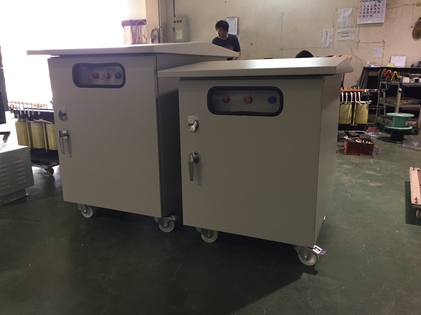 สั่งพัน หม้อแปลง 3 เฟส ตาม spec พร้อมบริการติดตั้งอุปกรณ์ เช่น เบรคเกอร์ มิตเตอร์แบบต่างๆ และให้คำปรึกษา