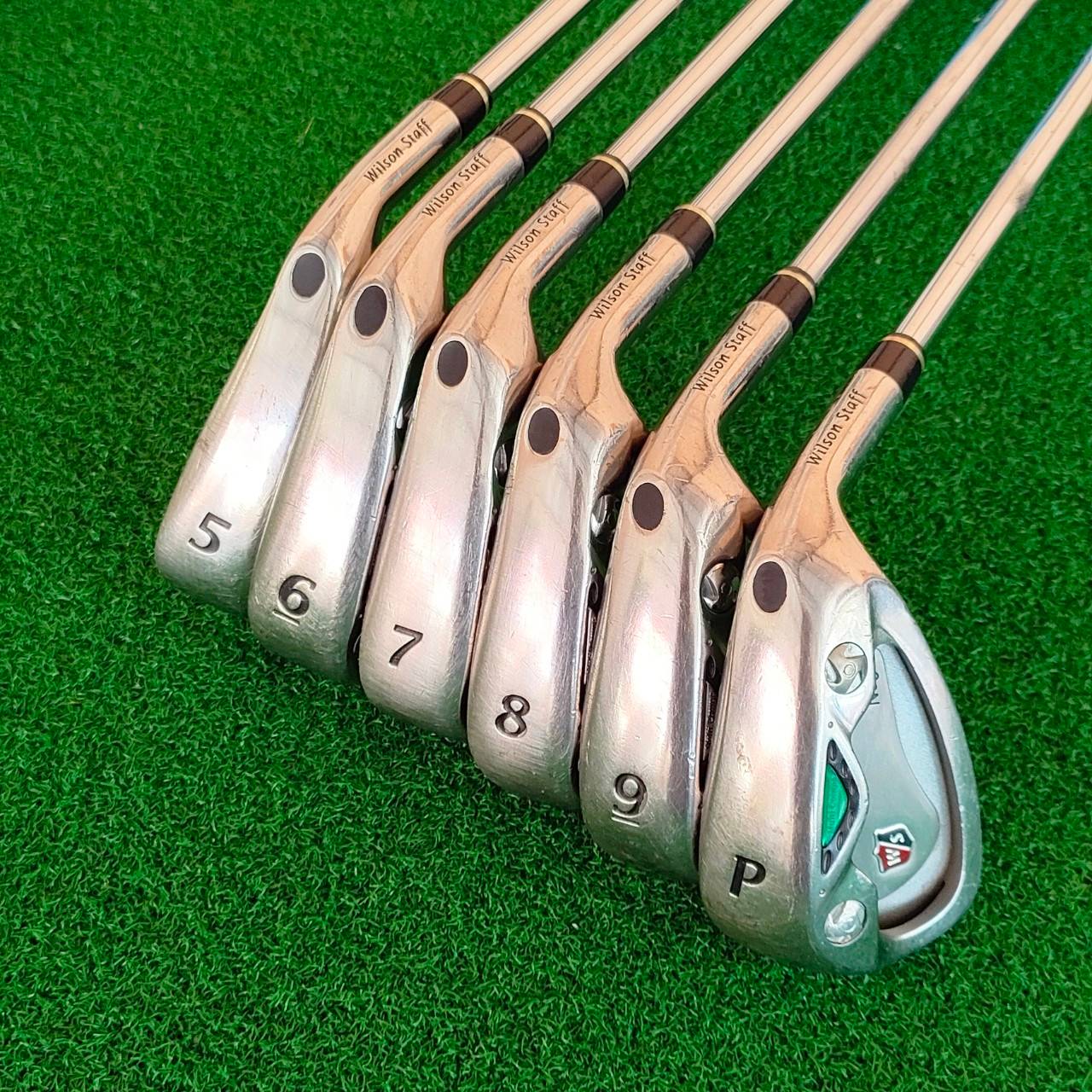ชุดเหล็ก WILSON STAFF Nc6 มีเหล็ก 5 - 9 เเละ PW ก้าน N.S.PRO 850GH FLEX S ชุดนี้เป็นชุดพรีเมี่ยมของ WILSON เป็นชุดเหล็กหน้าเด้ง ตีไกลกว่าปกติ