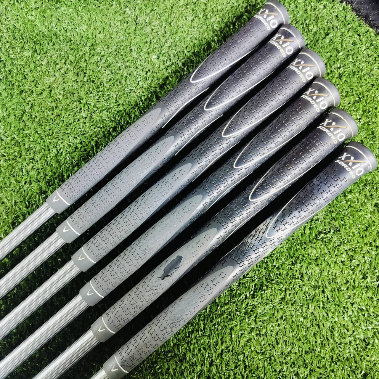 ชุดเหล็ก XXIO FORGED MX4000 เป็นรุ่นพรีเมี่ยมสุดๆของ XXIO พรีเมี่ยมกว่า IMPACT POWER เพราะเป็นวัสดุ FORGED ญี่ปุ่น และสร้างให้เป็นรูปแบบ CAVITY ใช้เนื้อ FORGED เยอะวัสดุราคาแพง ไม้กอล์ฟพรีเมี่ยมญี่ปุ่นมือสอง ของแท้ By NakaraLuxurious