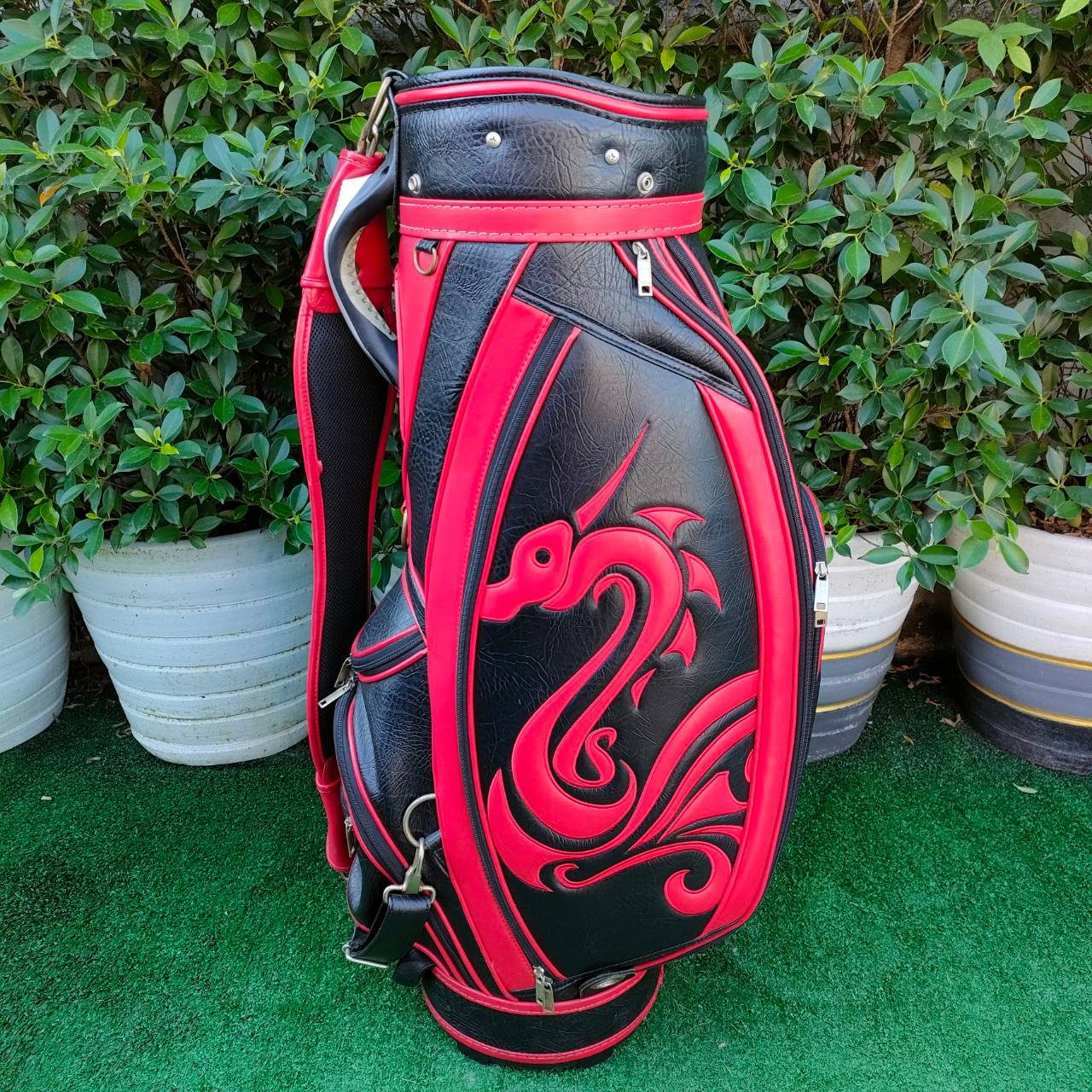 ถุงกอล์ฟ SAMURAI - DRAGON มือสอง **ถุงกอล์ฟ มีตำหนิ หัวชิฟ หลุด ** ตัวซิปใช้ได้ปกติ แค่เปลี่ยนหัวซิป ทุกอย่างสภาพสมบูรณ์ ถุงสวยมาก