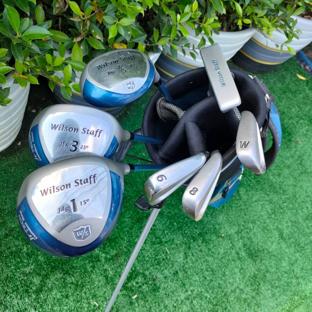 ไม้กอล์ฟเด็กพรีเมี่ยมครบชุด WILSON STAFF พร้อมถุงขาตั้ง ของแท้ เดิมๆ COVER ครบ เหล็ก 6 ยาว 34 นิ้ว สภาพสวยสมบูรณ์ น้องๆ สามารถออกรอบได้เลย ถุงกอล์ฟแบบมีขาตั้ง สายสะพายหลัง สามารถใช้แข่ง ของสมาคมได้ครับ
