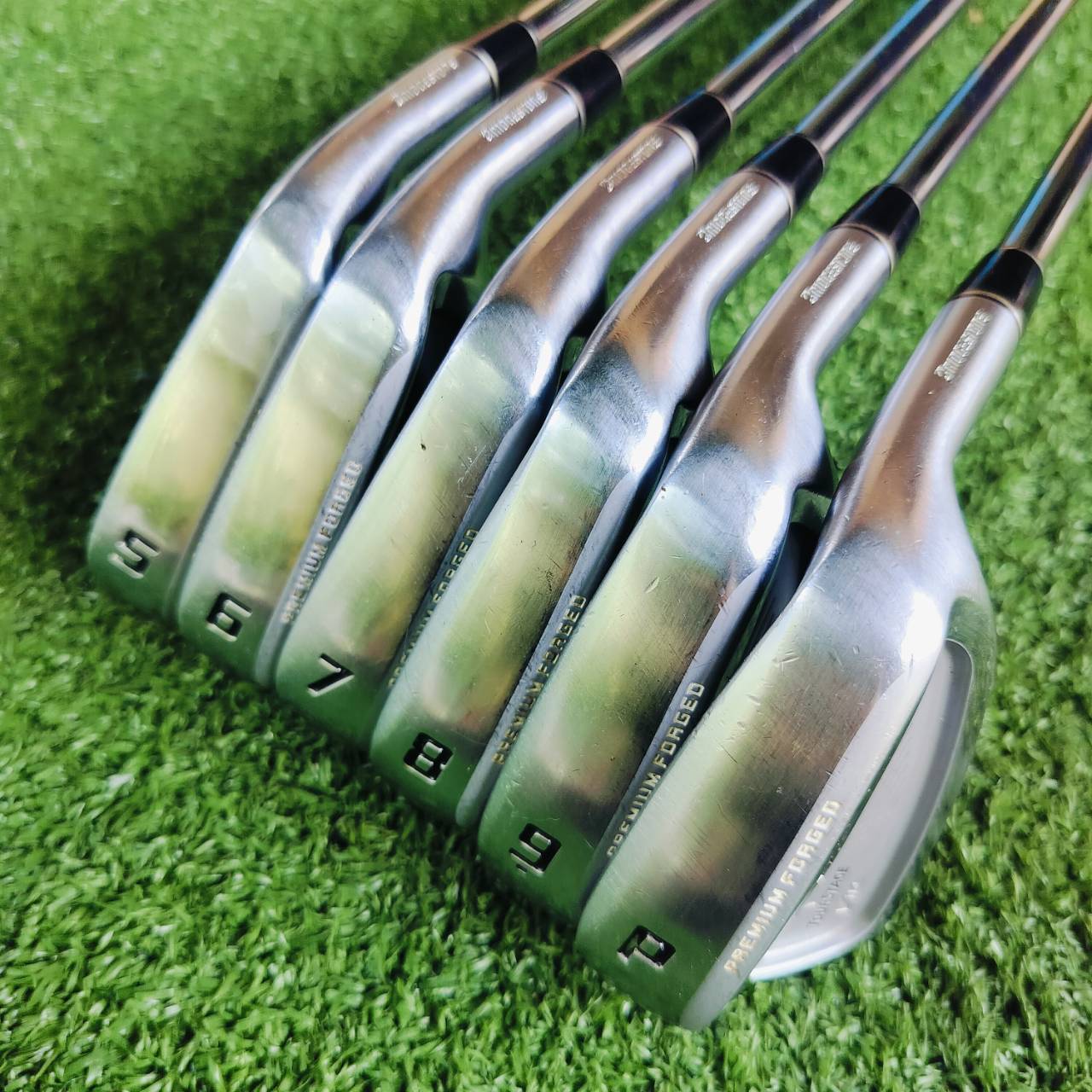 ชุดเหล็ก TOURSTAGE VIQ วัสดุ PREMIUM FORGED สวยจัด ตีนุ่มแบบจัดๆ และตีง่าย พรีเมี่ยมจริง มี CAVITY ช่วยให้ตีง่ายขึ้น และ ตีตรงอย่างมากเลยค่ะ แน่นๆ สปินดีด้วย ก้าน NS PRO V90 FLEX R เบา 90 กรัม ไม้กอล์ฟพรีเมี่ยมมือสอง ของแท้ By NakaraLuxurious