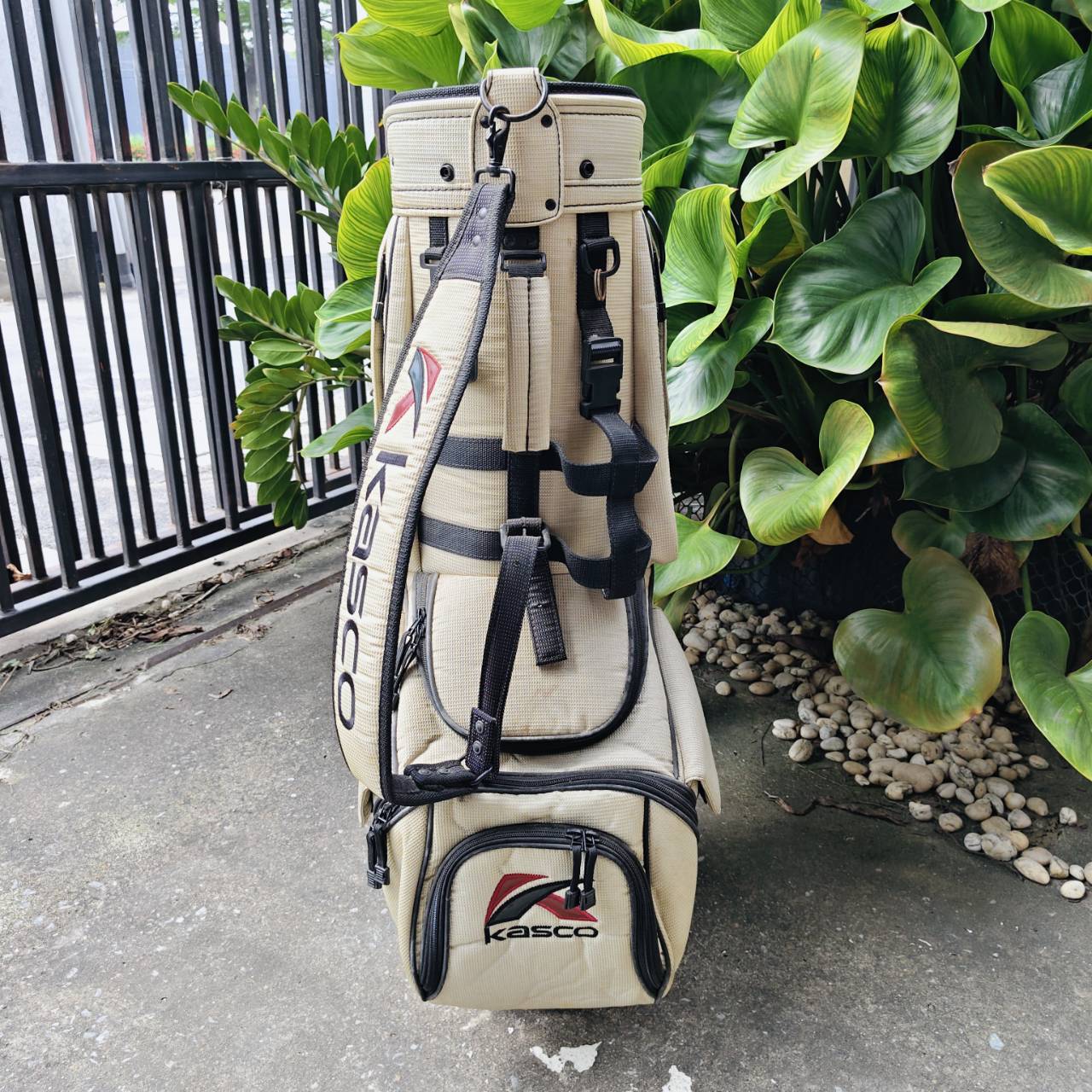 ถุงกอล์ฟ KASCO มือสอง ของแท้ สภาพเดิมๆพร้อมใช้ ถุงเบาดีเลย และมีช่องใส่ของได้ครบครันเลยค่ะ