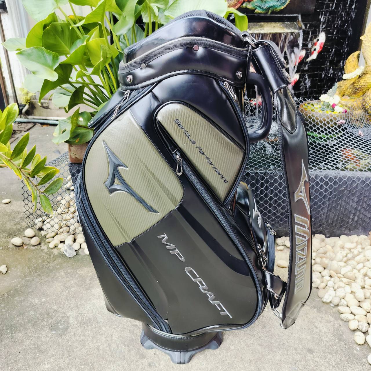 *มีรอยบางจุดตามรูป* ถุงกอล์ฟ MIZUNO CRAFT สวยดุดัน สไตล์ซีเรียสกอล์ฟเฟอร์ มือสอง โดยรวมสภาพสวยเดิมๆ ใช้งานได้ดี