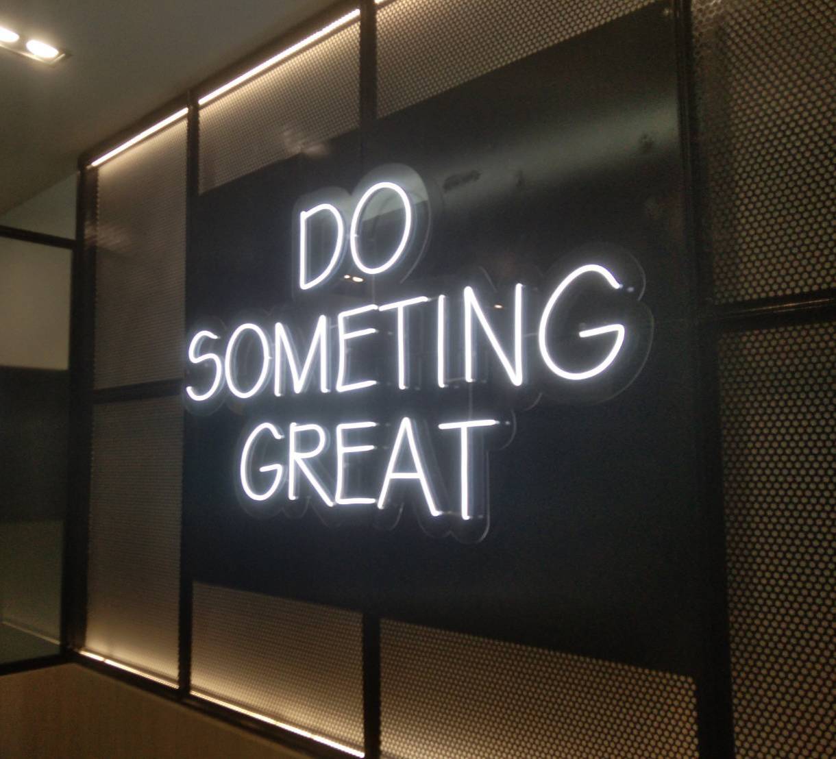 งานติดตั้งป้ายไฟนีออนดัด LED แสงสีขาว ขนาดรวม 142×78cm. รองหลังอะคริลิคใสหนา 3มิล ขนาดป้าย 152×88cm.