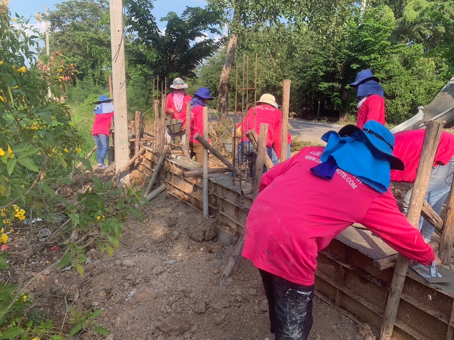 สร้างกำแพงวัดดงกะเชา จ.สุพรรณบุรี