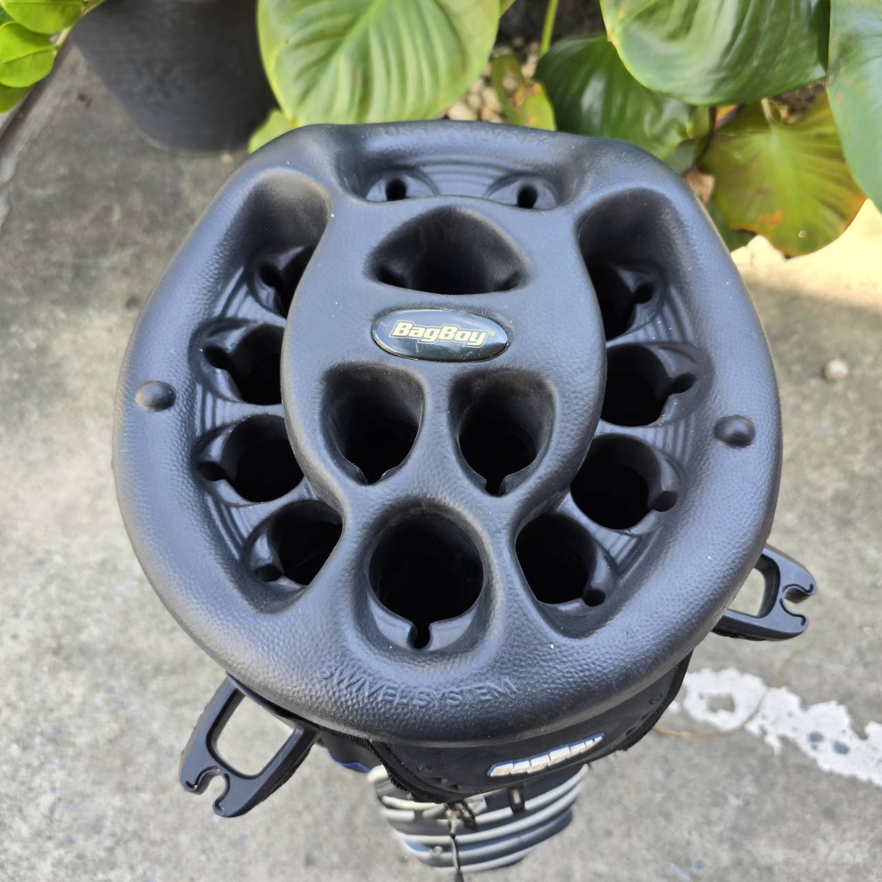 ถุงกอล์ฟ BAG BOY **ชาย COVER รุ่ยเล็กน้อย** นอกนั้นสภาพสวยสมบูรณ์ จุดเด่นที่ช่องใส่ไม้กอล์ฟ ที่แยกแต่ละชิ้น และรักษา อุปกรณ์ได้ดีมากที่สุดค่ะ