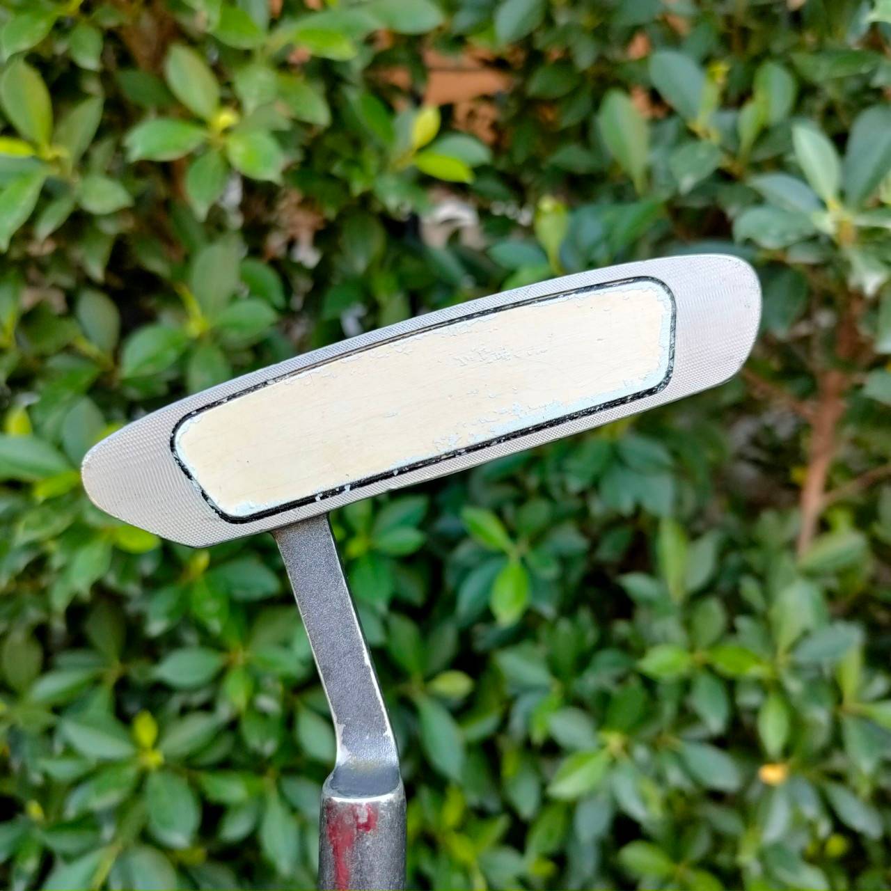 PUTTER P-541 2B *** ความยาว 39 นิ้ว *** พัตเตอร์แบบยาวพิเศษ พัตต์แบบจิ้มพุงได้ครับ เล็งง่าย ทรงเบลดสองบอล และมีเส้นให้เล็งอีกด้วย พัตต์ง่าย และตรงมากๆๆๆ