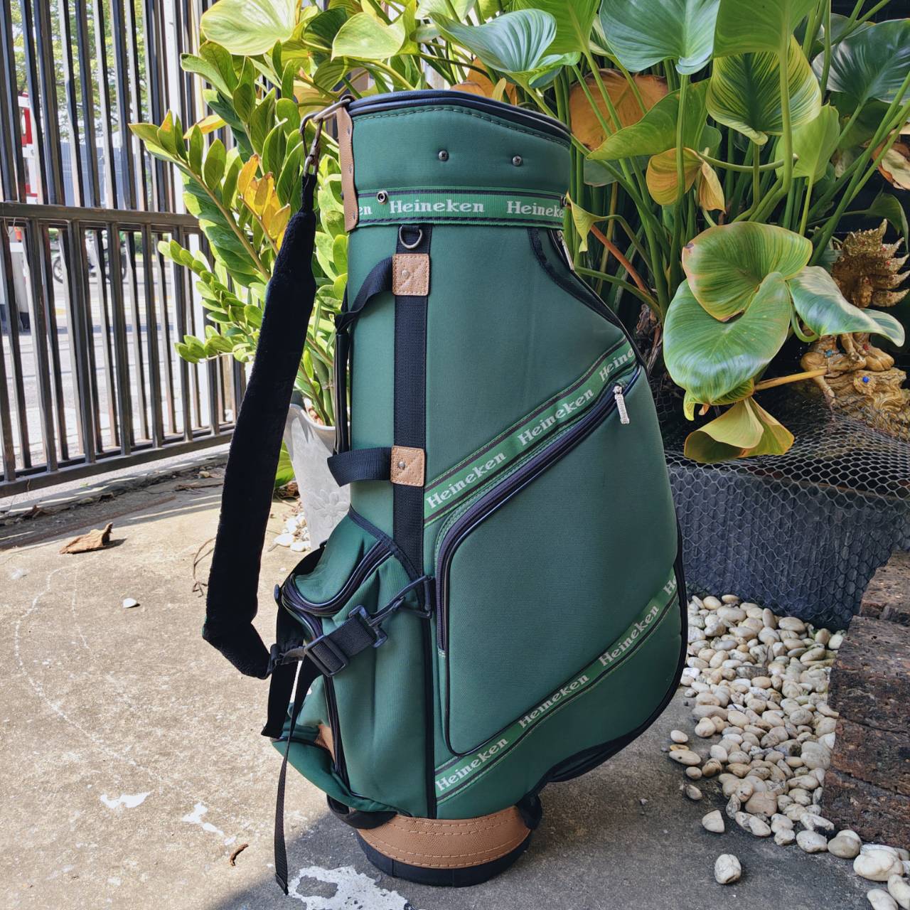 ถุงกอล์ฟ HEINEKEN ของแท้ มือสอง สภาพสวยเดิม ดีไซน์เท่ ไม่ซ้ำใคร ใครเป็นสายสะสม ห้ามพลาด!