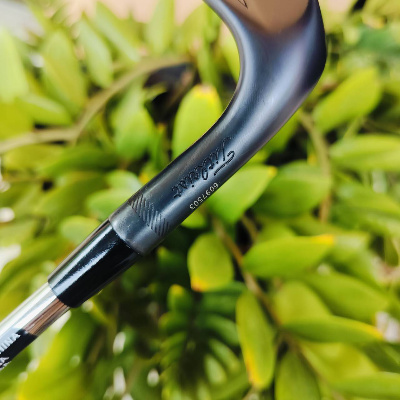 WEDGE TITLEIST VOKEY DESIGN SM9 Jet Black องศา 52 BOUNCE 8 F Grind ฐานด้านล่างเต็ม เหมาะกับการตีแบบเต็มวง และการเล่นลูกสั้นแบบหน้าไม้สแควร์ นักกอล์ฟในพีจีเอทัวร์เลือกใช้มากที่สุด ไม้กอล์ฟพรีเมี่ยมมือสอง ของแท้ By NakaraLuxurious