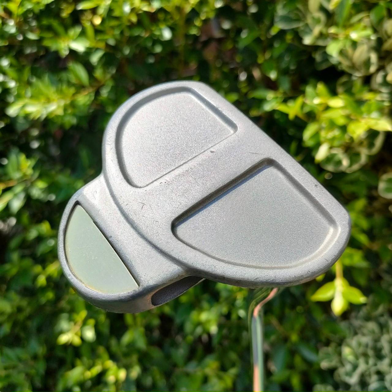 PUTTER COSTOM ความยาว 34 นิ้ว เป็นแบบสามบอล เล็งง่ายขึ้น กระจายน้ำหนักและชดเชยความผิดพลาดได้สูงครับ