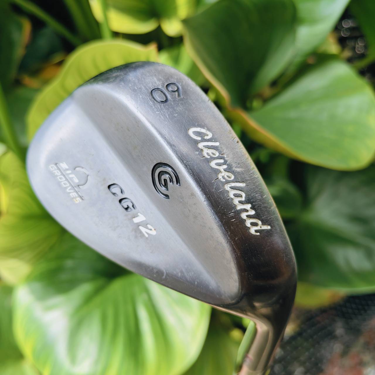 WEDGE CG12 ZIP GROOVE 60° BOUNCE 4 – ช็อตรอบกรีนสุดแม่นยำ ระเบิดทรายได้เหนือชั้น!