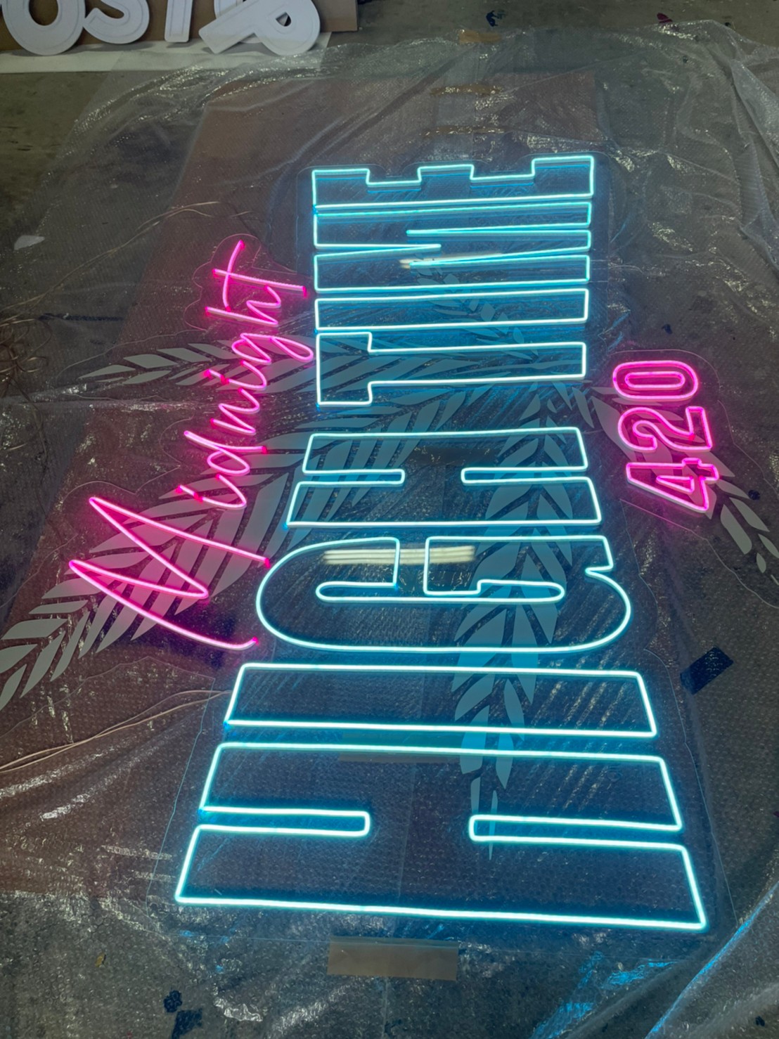 ไฟนีออน เฟค