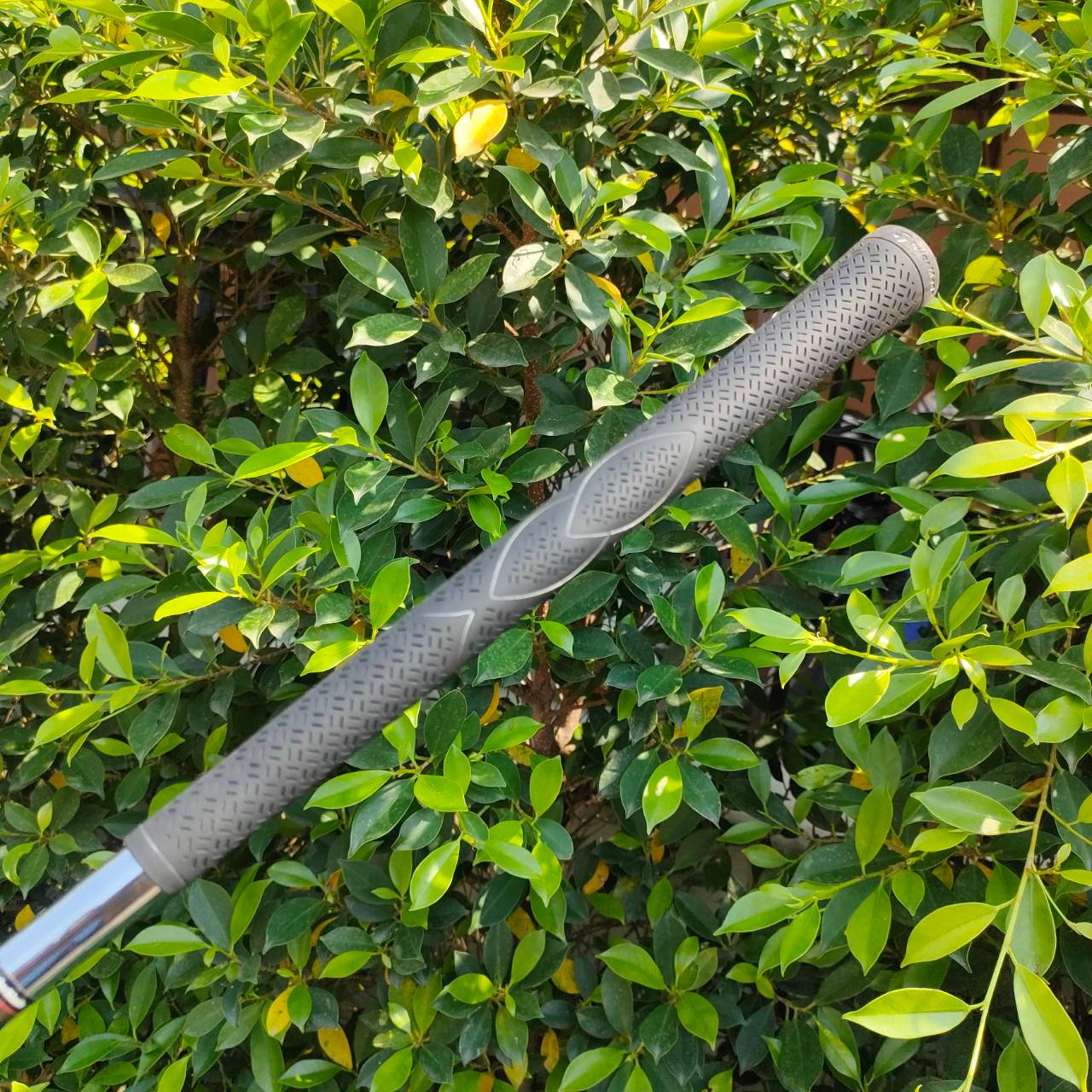 ชุดเหล็ก TAYLORMADE r7 XD มีเหล็ก 3-9 เเละ PW ก้าน TAYLORMADE FLEX R รุ่น XD เป็นรุ่นหน้าเด้งนะครับ ที่หน้าไม้จะมีแผ่นไทเทเนียมอีก 1 ชั้นครับ สังเกตที่รูปหน้าไม้ จะมีขอบแผ่นอยู่ครับ ทำให้ชุดนี้ทั้งตีง่ายและตีไกลแบบจัดๆ ไม่ต้องส่งมาก็สามารถตีได้ดีครับ