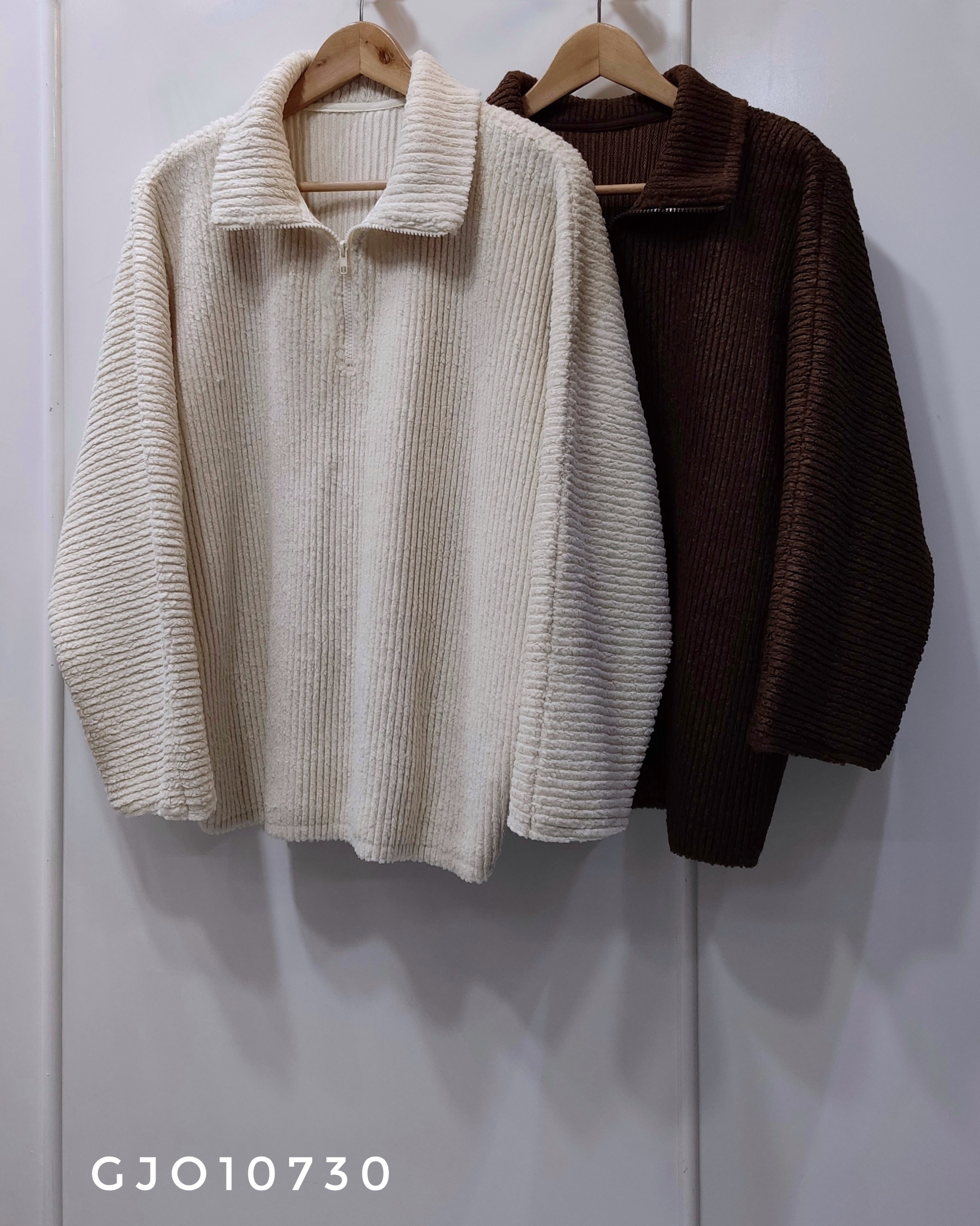 อกถึง 50นิ้ว 2MUAY รุ่น GJO10730 เสื้อคลุมอัดพลีท PLEATED HALF ZIP HIGH NECK SWEATER / CARDIGAN 2 สี FREE SIZE