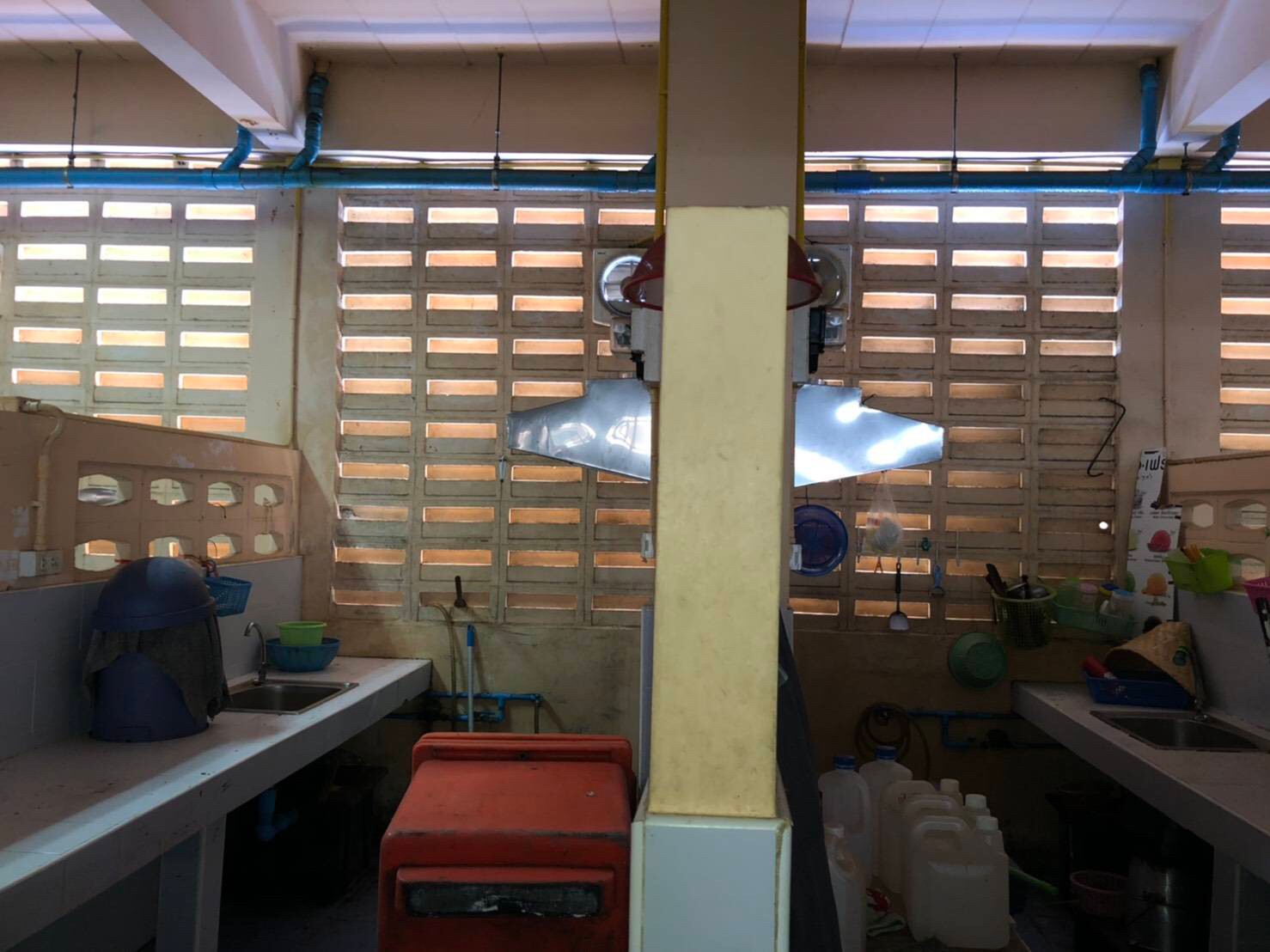 ปล่องดูดควันในโรงอาหาร รร.ฤทธิยะวรรณาลัย(ดอนเมือง)