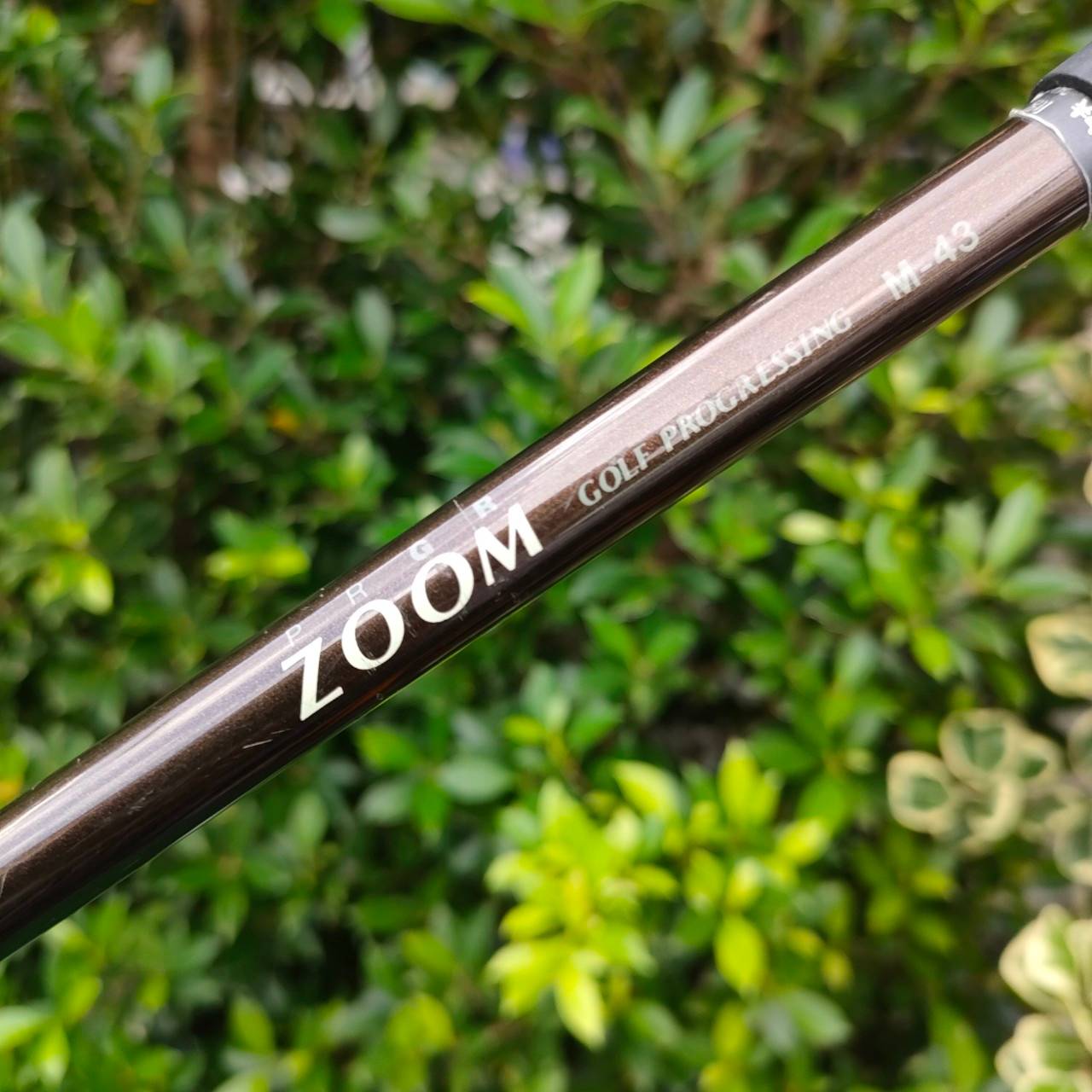 เหล็ก 2 PRGR ZOOM ก้าน ZOOM PRGR M-43 เป็นเหล็กกึ่งไฮบริด เป็นเหล็กยาว ที่ตีง่ายมาก และตีแม่นธงเหมือนเหล็ก ให้สปินได้สูง ระยะไกลๆแบบนี้ ตกหยุดถอยหลังได้เลยครับ