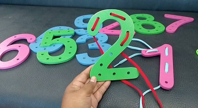 แผ่นตัวเลขร้อยเชือก กระดานตัวเลข 0-9 , ของเล่นเสริมพัฒนาการ, ของเล่นเด็กอนุบาล, สื่อการสอนเด็กอนุบาล วัสดุและสี ปลอดภัยต่อเด็ก มีมาตรฐาน มอก. ตามที่ สพฐ. กำหนด