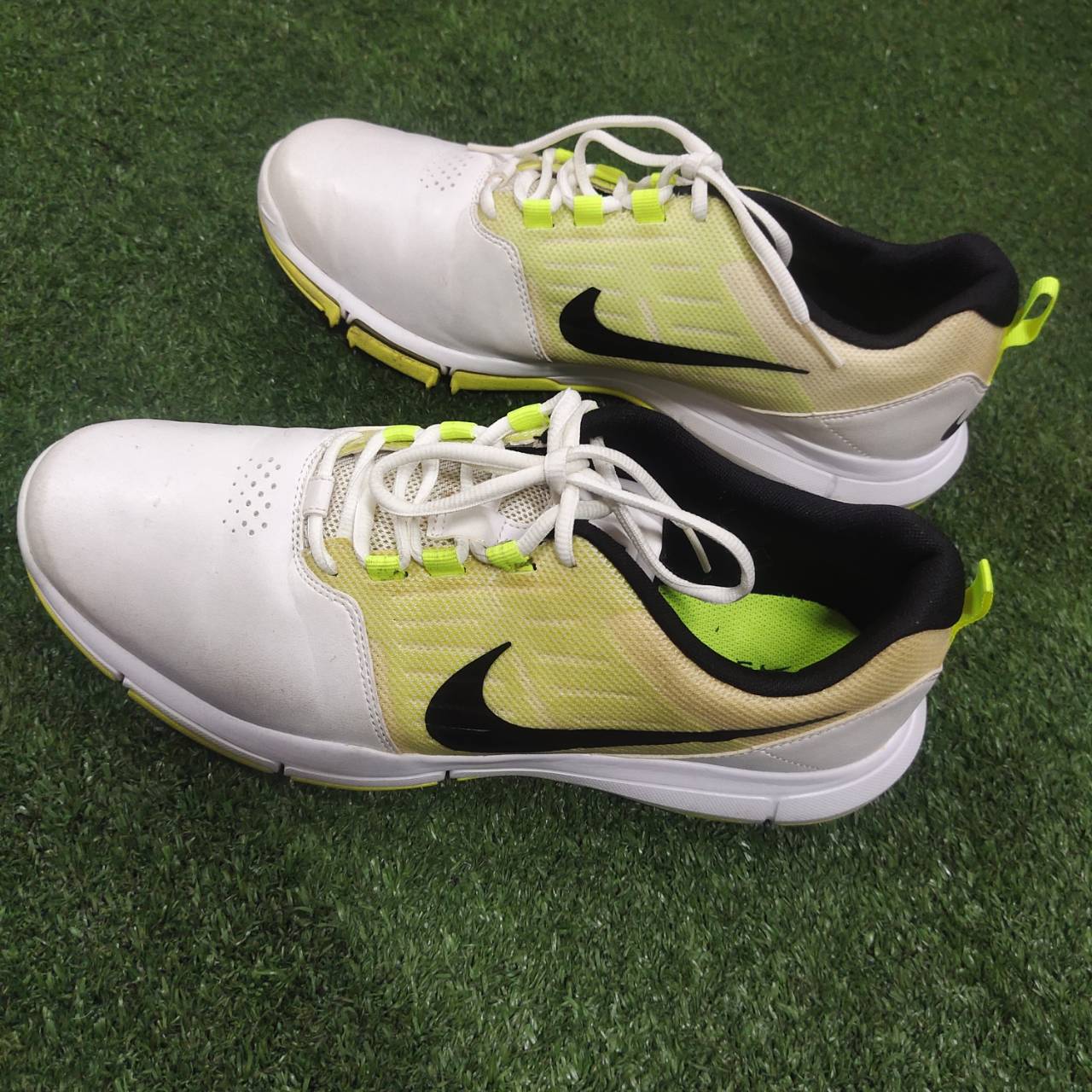 รองเท้ากอล์ฟ NIKE ของแท้ มือสอง เบอร์ 9 US สีขาวตัดกับเขียวสะท้อนแสง สีสวยมาก