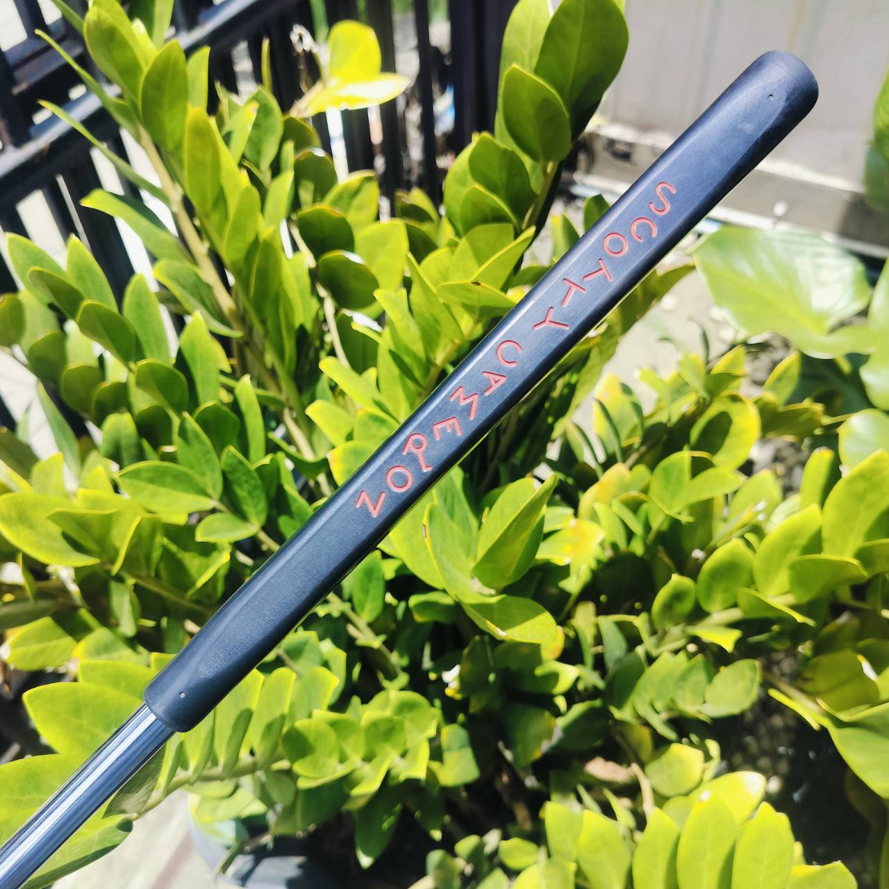 PUTTER SCOTTY CAMERON CONCEPT X ปีกสองข้างเป็นที่ยอมรับว่าสุดยอด ปีกด้านหลังของหัวพัตเตอร์ที่เป็นการกางออก จากที่ปกติในพัตเตอร์หลายรุ่นปีก หรือ “เขี้ยว” ด้านหลังจะเป็นการหุบเข้าเสียมากกว่า ไม้กอล์ฟพรีเมี่ยมมือสอง ของแท้ By NakaraLuxurious